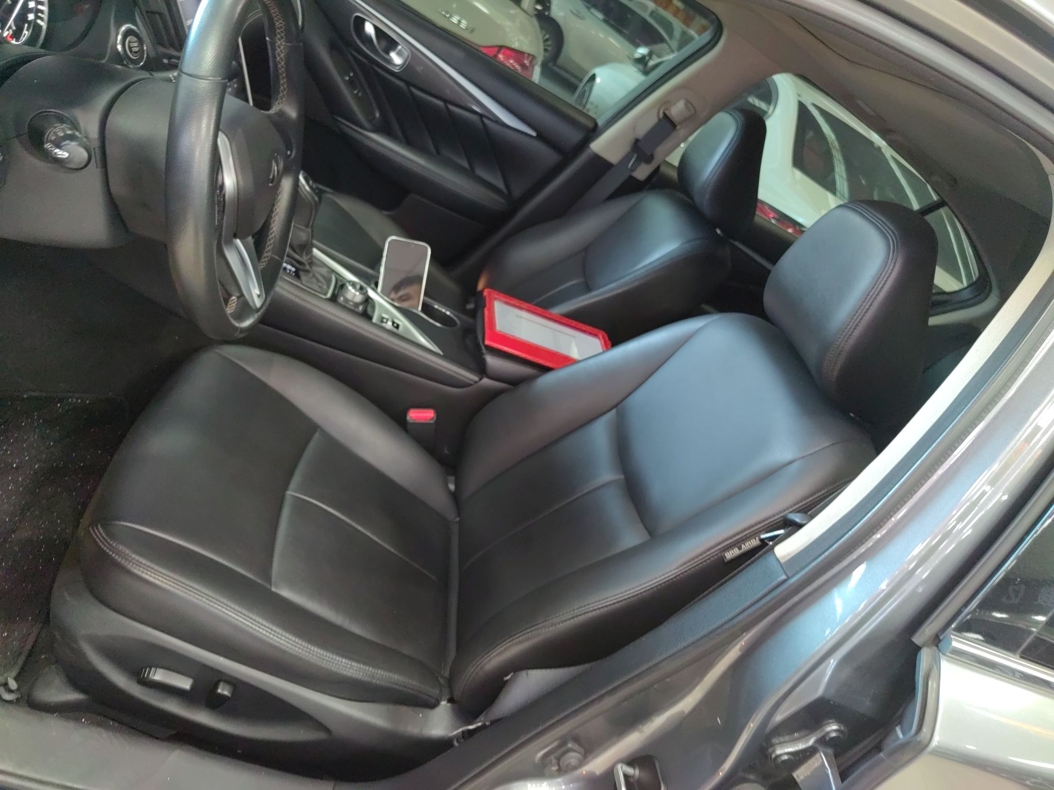 المقاعد الأمامية داخل السيارة