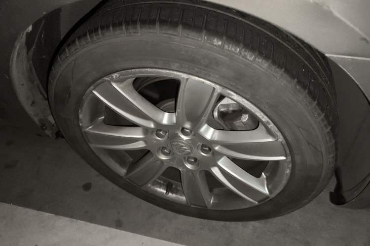 Used Buick LaCrosse 2011 2.4L SIDI Luxury Edition Right Front Wheel Hub