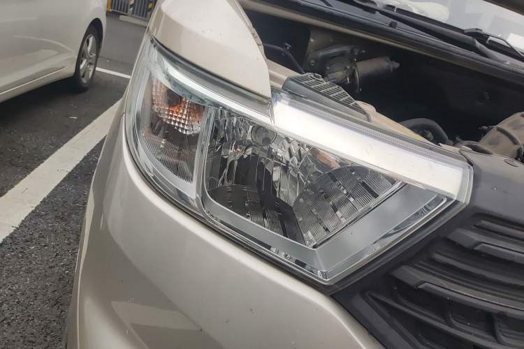 Used Wuling Hongguang V 2019 1.5L Jingqu Version China VI LAR Right Front Headlight