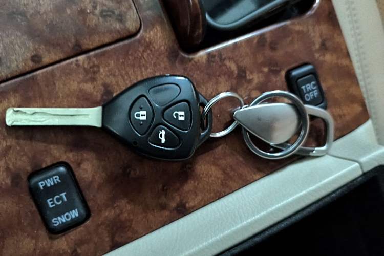 Used Toyota Crown 2007 2.5L Royal Navigation Edition Vehicle Key