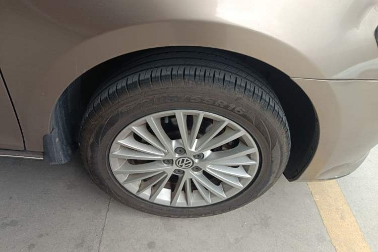 Used Volkswagen Bora 2013 1.4T Automatic Luxury Model Right Front Wheel Hub