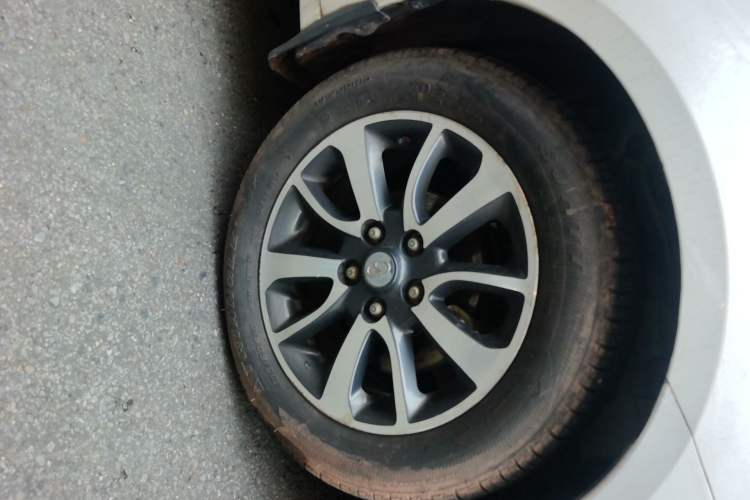 Used Soueast V6 Lingshi 2014 1.5L Manual Luxury Edition for Women Right Front Wheel Hub