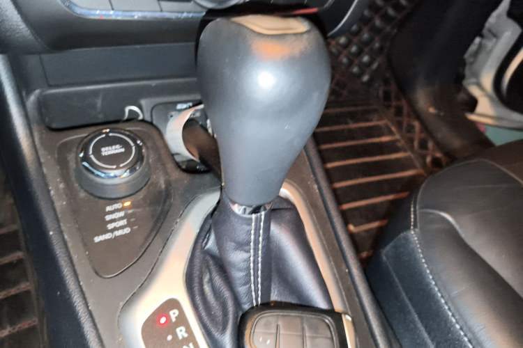 Used Jeep Cherokee 2016 2.4L Professional Edition Gear Lever