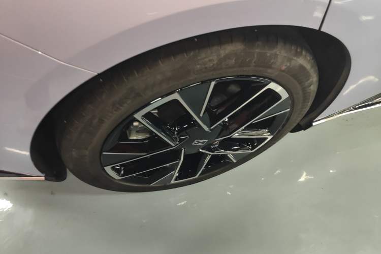 Used Avatr 06 2025 Pro Range-Extended Edition Exterior 5