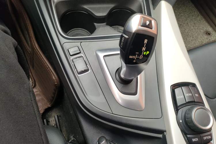 Used BMW 3 Series 2013 320i Sport Edition Gear Lever