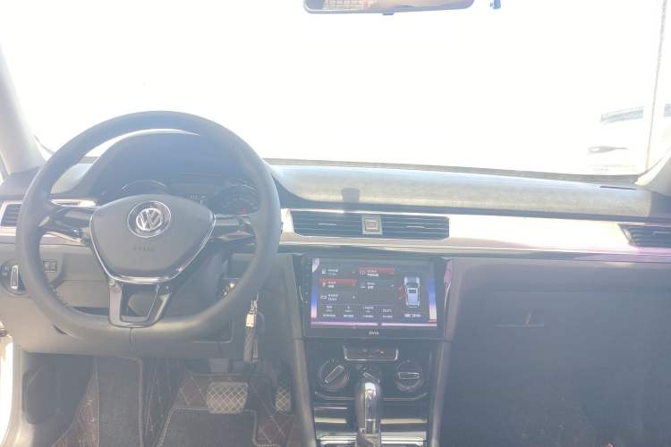 Used Volkswagen Bora 2017 1.6L Automatic Comfort Model Center Console