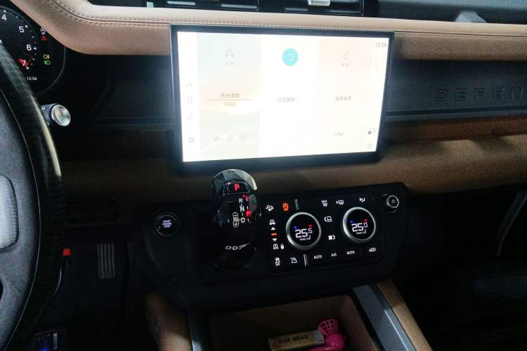 Used Land Rover Defender 2025 110 3.0T P400 – Dynamic HSE Audio And AC Panel