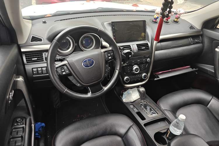 Used Bestune X80 2016 2.0L automatic Comfort trim level Center Console