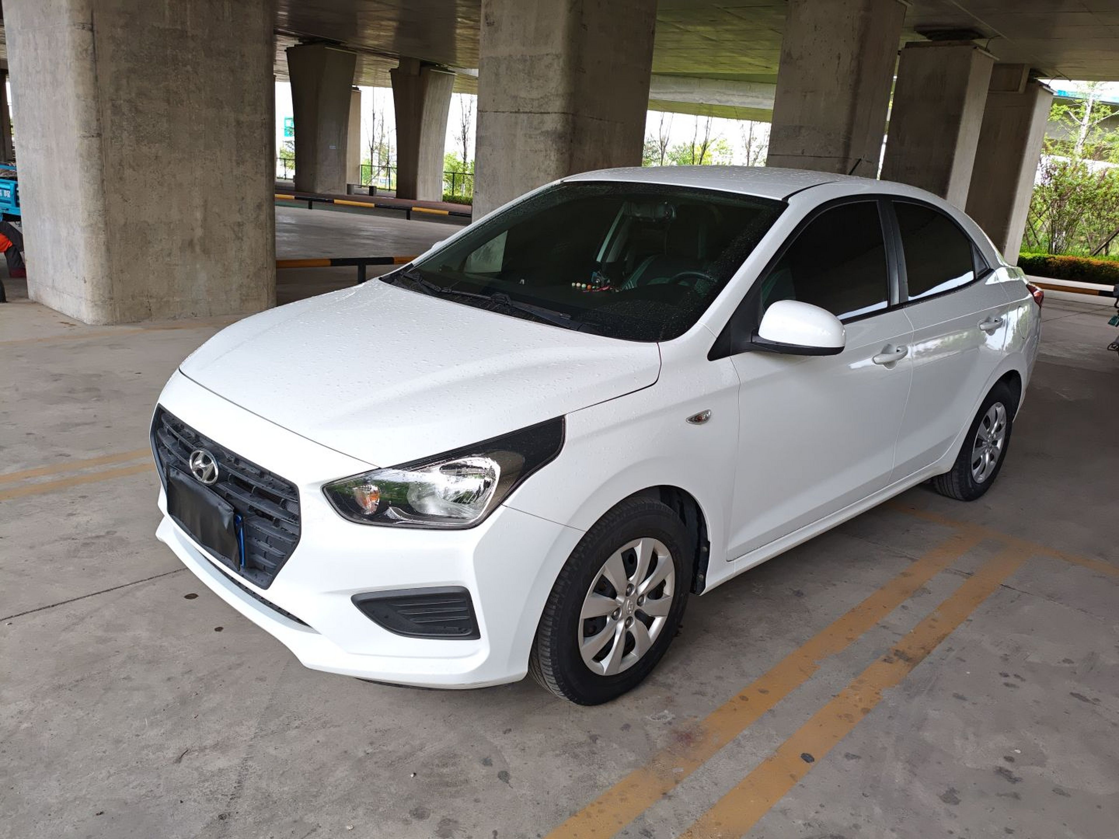 تحت مقدمة السيارة