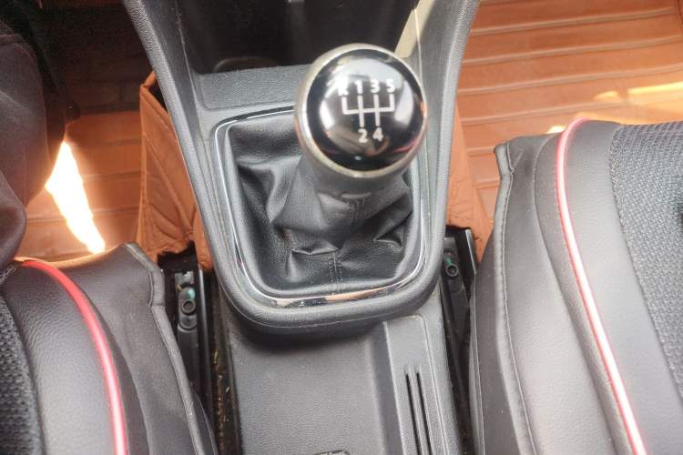 Used Volkswagen Jetta 2015 1.6L Manual Comfort Model Gear Lever