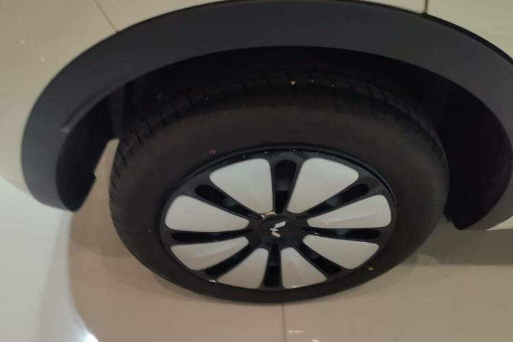 Used Wuling Bingo 2025 333 km Lingxi Connected Version Right Rear Wheel Hub