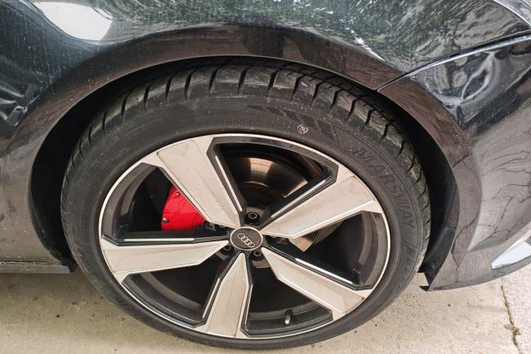 Used Audi A7 2012 2.8FSI quattro Ambition model Right Front Wheel Hub