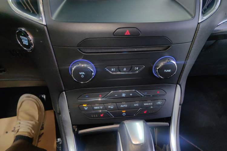 Used Ford Edge 2018 EcoBoost 245 Two-Wheel-Drive Titanium 7-Seater China VI Standard Audio And AC Panel