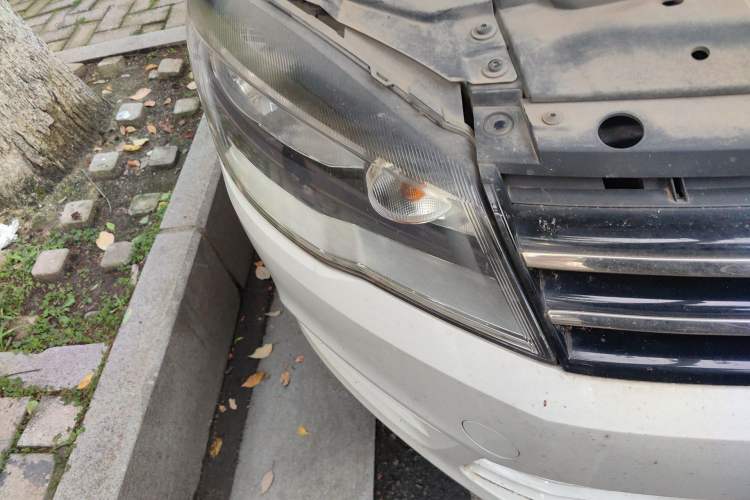 Used Volkswagen Jetta 2015 Zhuihui Edition 1.4L Manual Fashion Model Right Front Headlight