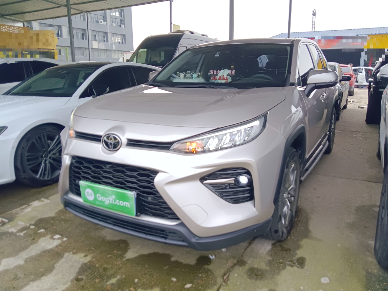 Под передней частью автомобиля