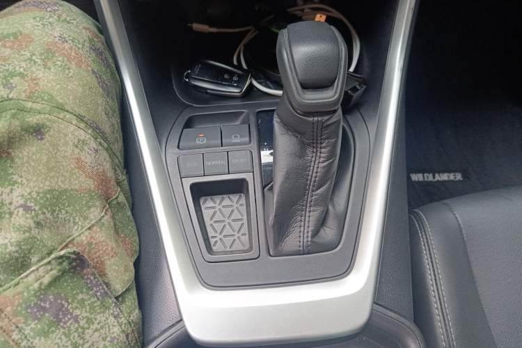 Used Toyota Wildlander 2020 2.0L CVT Two-Wheel Drive Luxury Edition Gear Lever