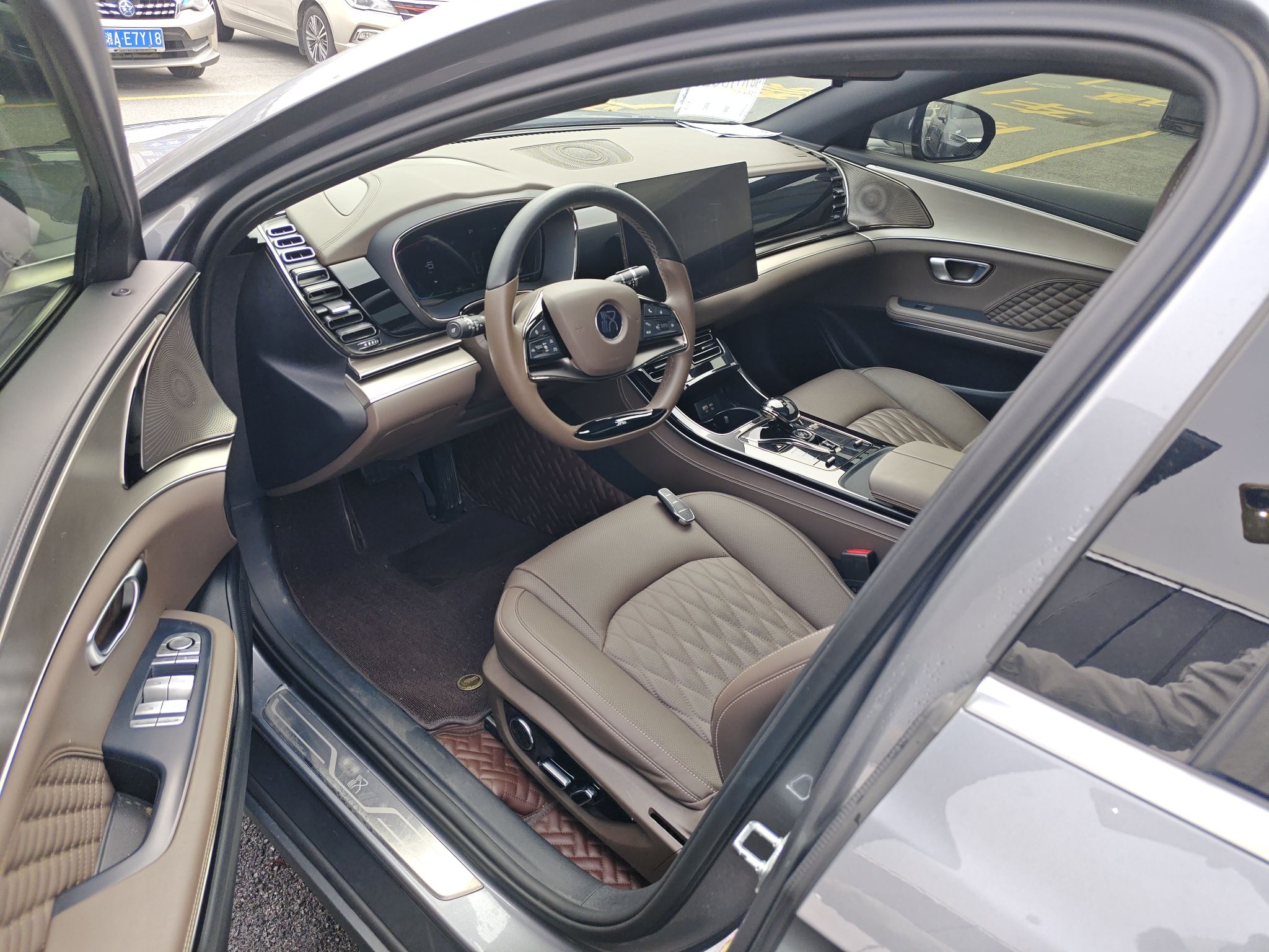 Переднее сиденье в автомобиле