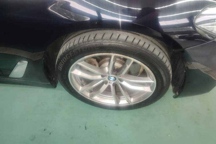 Used BMW 5 Series 2020 525Li Luxury Package Right Front Wheel Hub