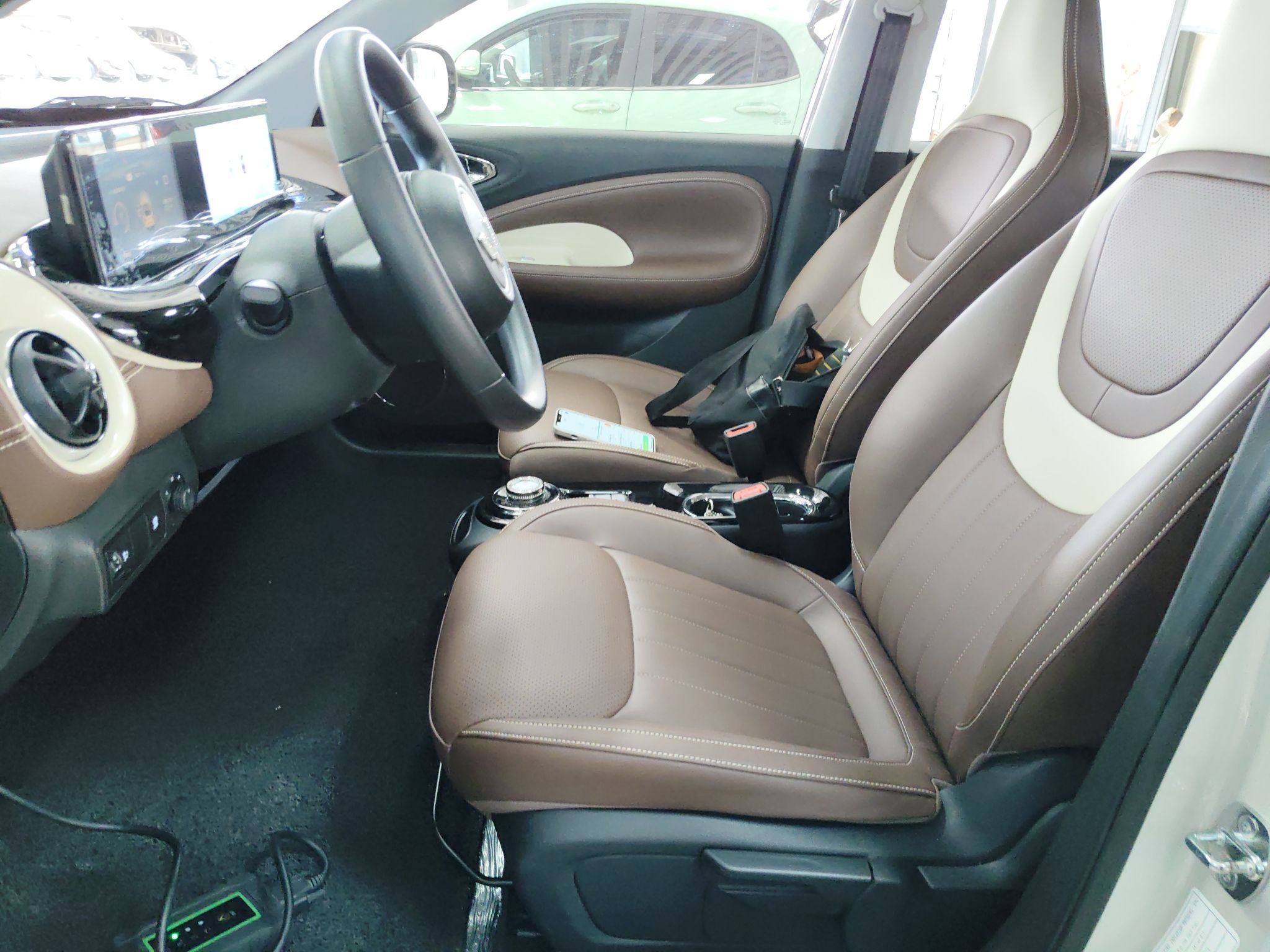 المقاعد الأمامية داخل السيارة