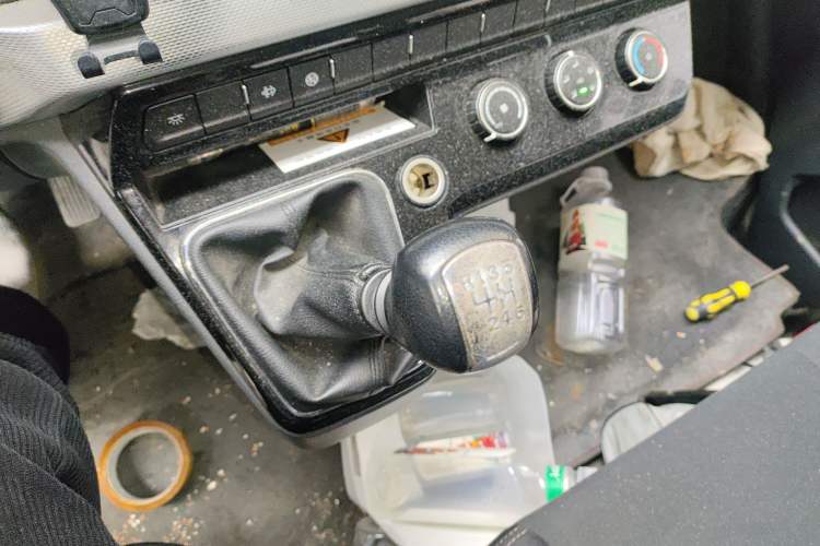 Used Dongfeng Yufeng 2021 2.0T Value Edition Van Long Wheelbase High Roof 3-Seater China VI Standard D20
