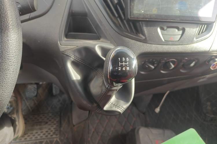 Used Ford Transit 2017 2.0T Diesel Van Short Wheelbase Low Roof China IV Standard
