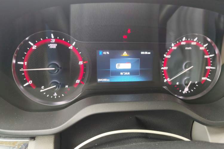 Used SAIC MAXUS Xintu V90 2019 2.0T Manual ZhiDuXing Rear-Drive Single-Tire Extended-Height Roof 7-Seater
