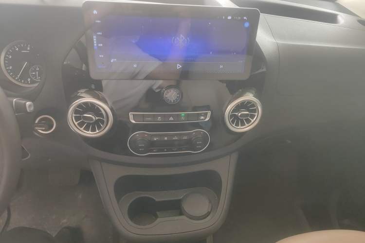 Used Mercedes-Benz Vito 2021 2.0T Elite Version 7 Seats Audio And AC Panel