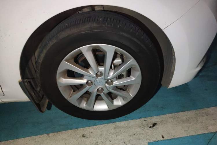 Used Hyundai Verna (new generation) 2016 1.4L Automatic Cool Edition GLS Right Front Wheel Hub