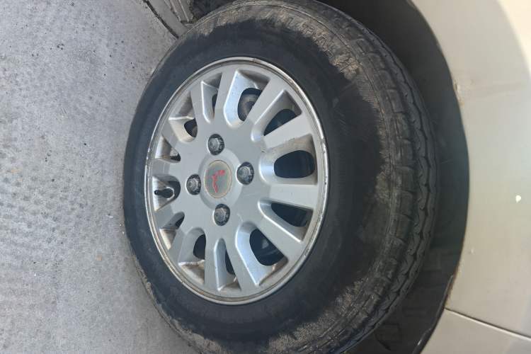 Used Wuling Rongguang V 2016 1.5L Standard Version Right Front Wheel Hub