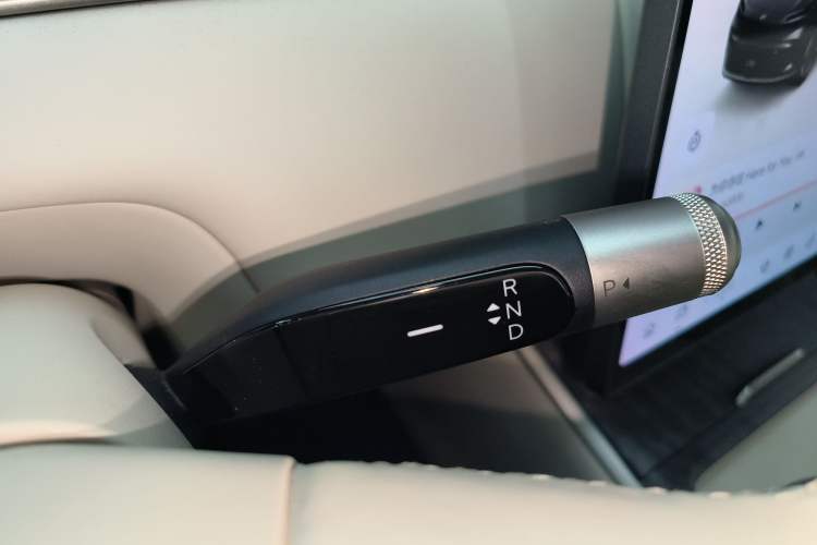 Used ONVO Luxeed L90 2025 Model—Max Six-Seater Version Gear Lever