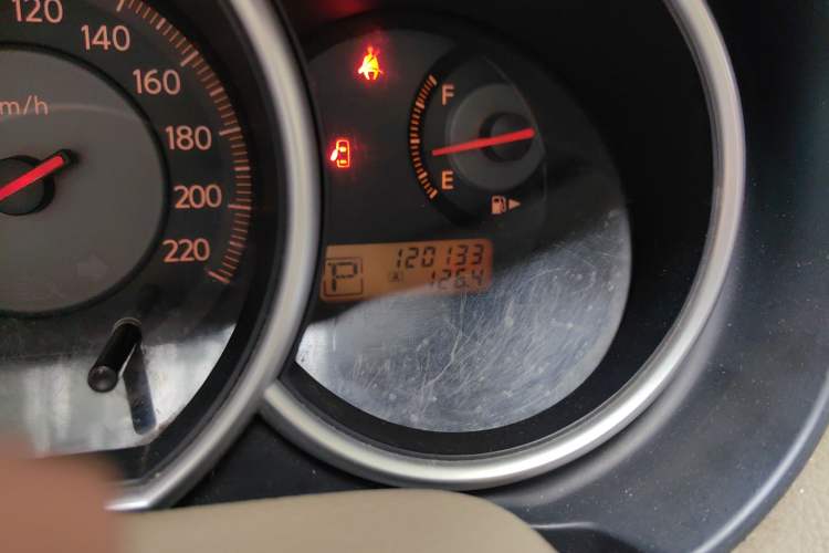 Used Nissan Tiida Sedan 2006 1.6JE AT Odometer Close Up