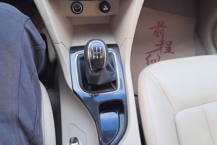Used Baojun 730 2016 1.5L Manual Comfort Version 7 Seats China V Emission Standard Gear Lever