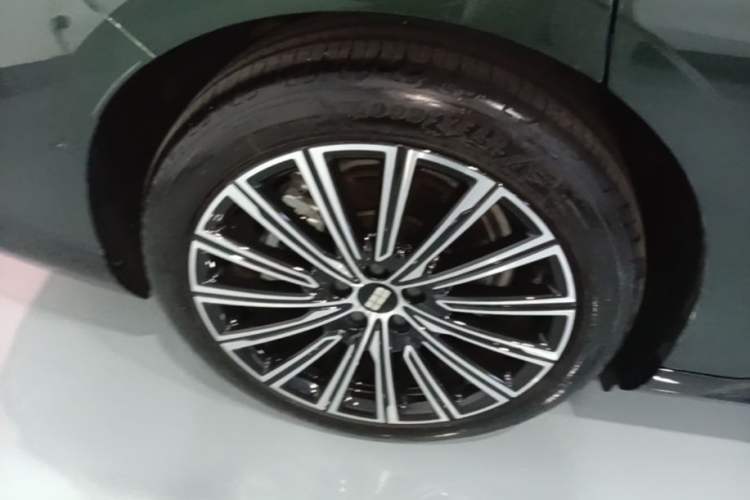 Used Geely Galaxy 8 2025 130km EM-P Starship Edition
