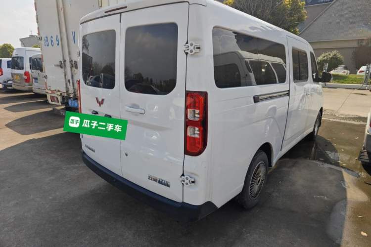 Used Wuling Yangguang 2024 300km Comfort-Grade Passenger Van 60kW