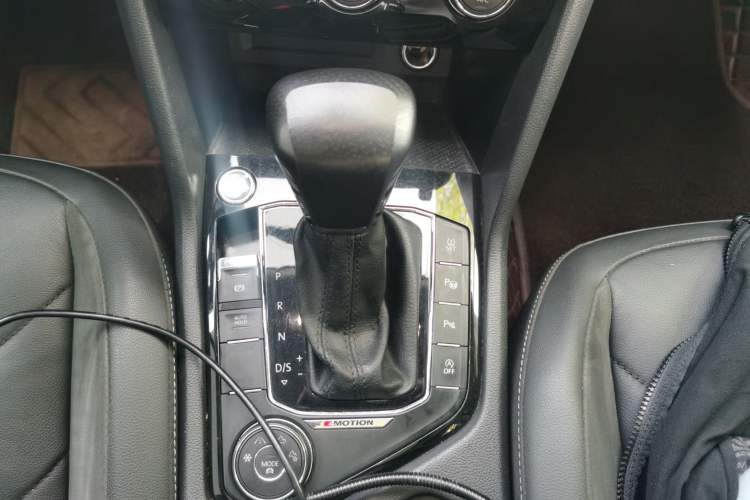 Used Volkswagen Tiguan L 2019 380TSI Automatic All-Wheel Drive Luxury Edition with 7 Seats China VI Standard Gear Lever