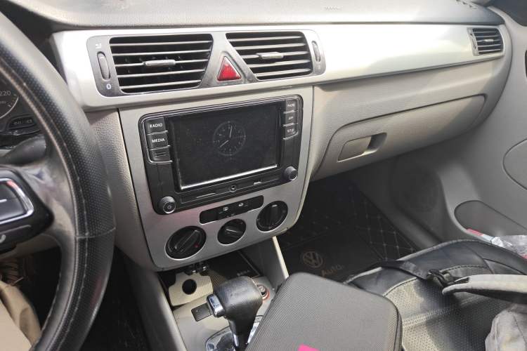 Used Volkswagen Bora 2011 1.6L Automatic Fashion Edition Audio And AC Panel