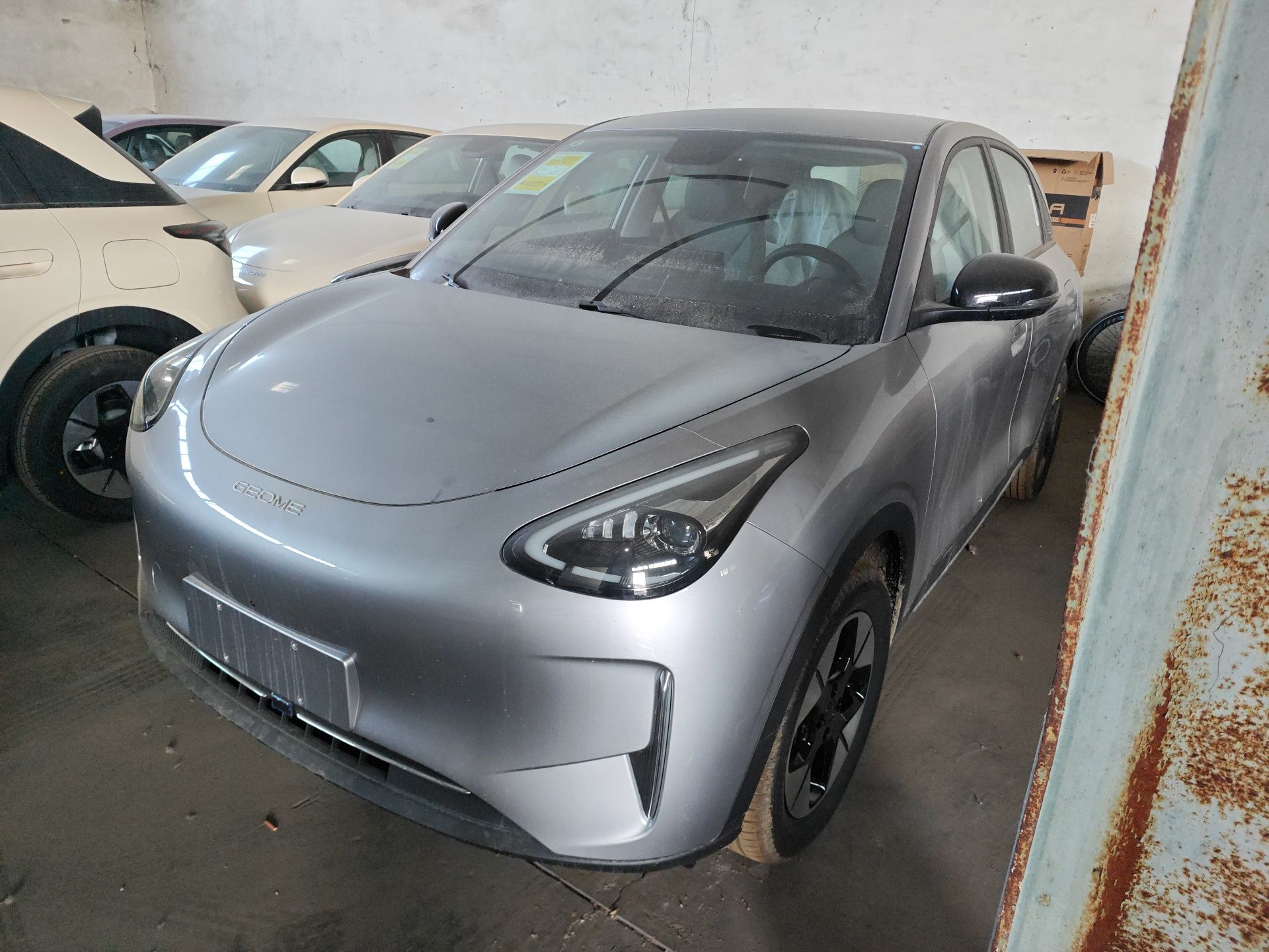 Под передней частью автомобиля