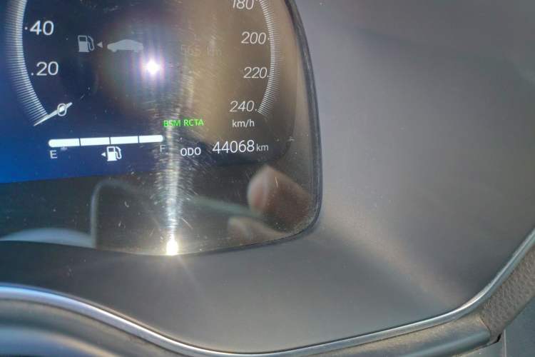 Used Toyota Avalon 2022 Dual-Engine 2.5L XLE Premium Edition Odometer Close Up