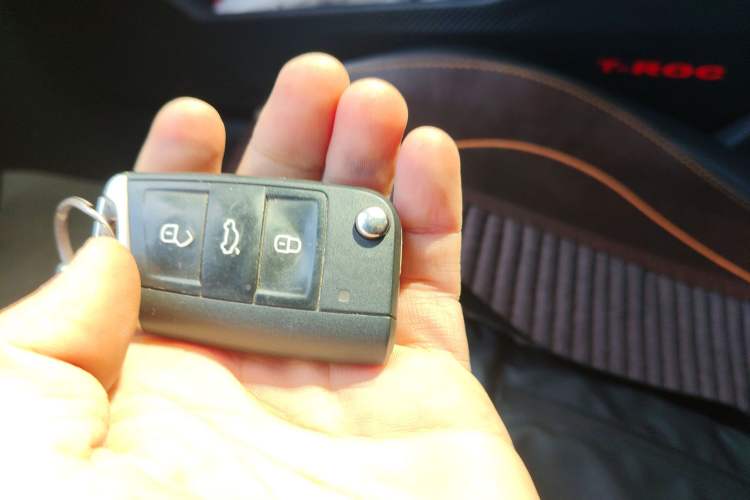 Used Volkswagen T-ROC 2018 280TSI DSG Four-Wheel Drive Luxury Version China V Emission Standard Vehicle Key