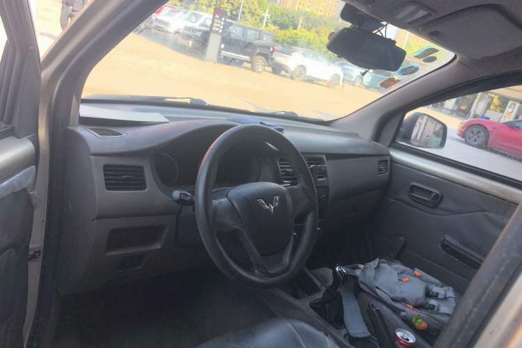 Used Wuling Rongguang V 2016 1.5L Practical Version Center Console