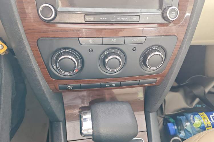 Used Skoda Octavia 2012 1.6L Automatic Yijun Edition Audio And AC Panel