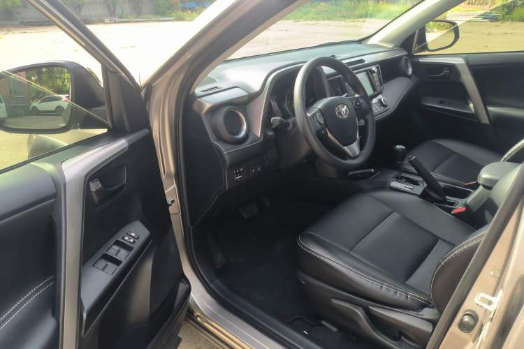 Used Toyota RAV4 2019 2.0L CVT Two-Wheel Drive Fashion X Limited Edition China VI Standard Driver Seat