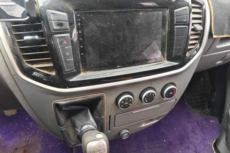 Used SAIC MAXUS Xintu V80 2018 2.5T 6-Speed Manual Aoyuntong Short Wheelbase Mid-Height 5-6 Seater
