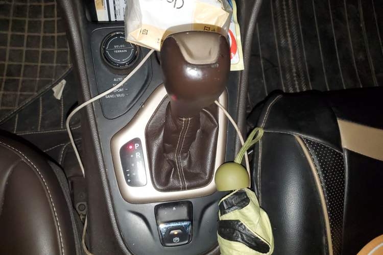 Used Jeep Cherokee 2014 2.4L Luxury Edition Gear Lever