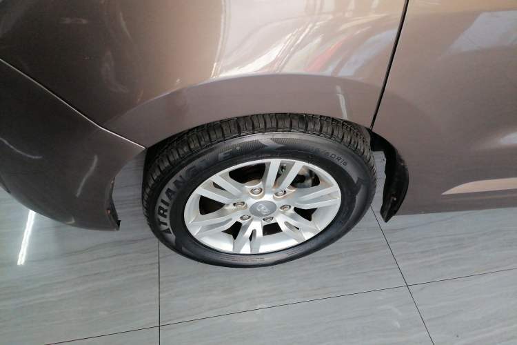 Used Huasong 7 2015 2.0T Automatic Comfort Model Left Front Wheel Hub