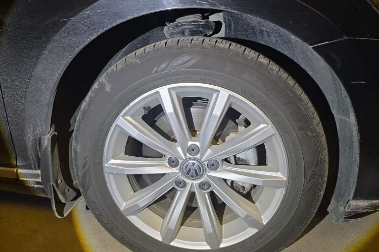 Used Volkswagen Magotan 2018 330TSI DSG Advanced Model Right Front Wheel Hub