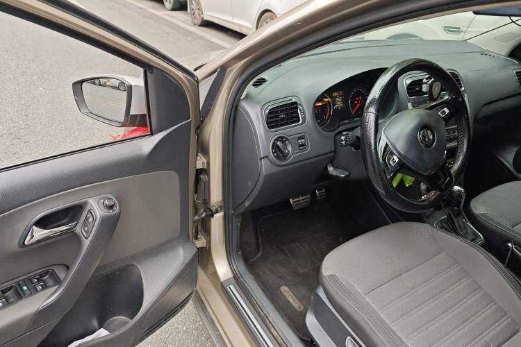 Used Volkswagen Polo 2014 1.6L Cross Polo Automatic Driver Seat