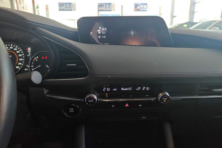 Used Mazda 3 Axela 2021 2.0L Automatic Zhi Rui Edition Audio And AC Panel