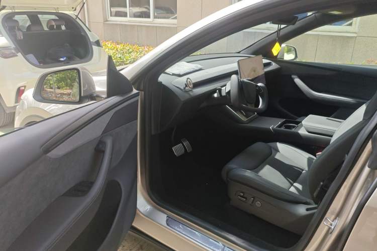 Used Tesla Model Y L 2025 Model Long-Range All-Wheel-Drive Version
