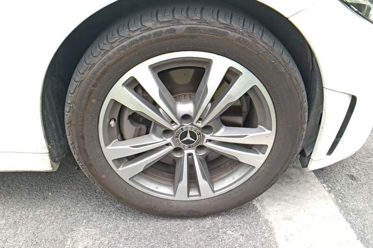 Used Mercedes-Benz C-Class 2019 C 180 L Fashion Edition Sport Version Right Front Wheel Hub